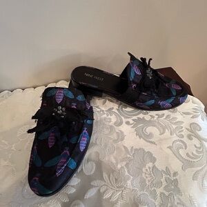 Nine West shoes with bee pattern and ruffled bows with bling.